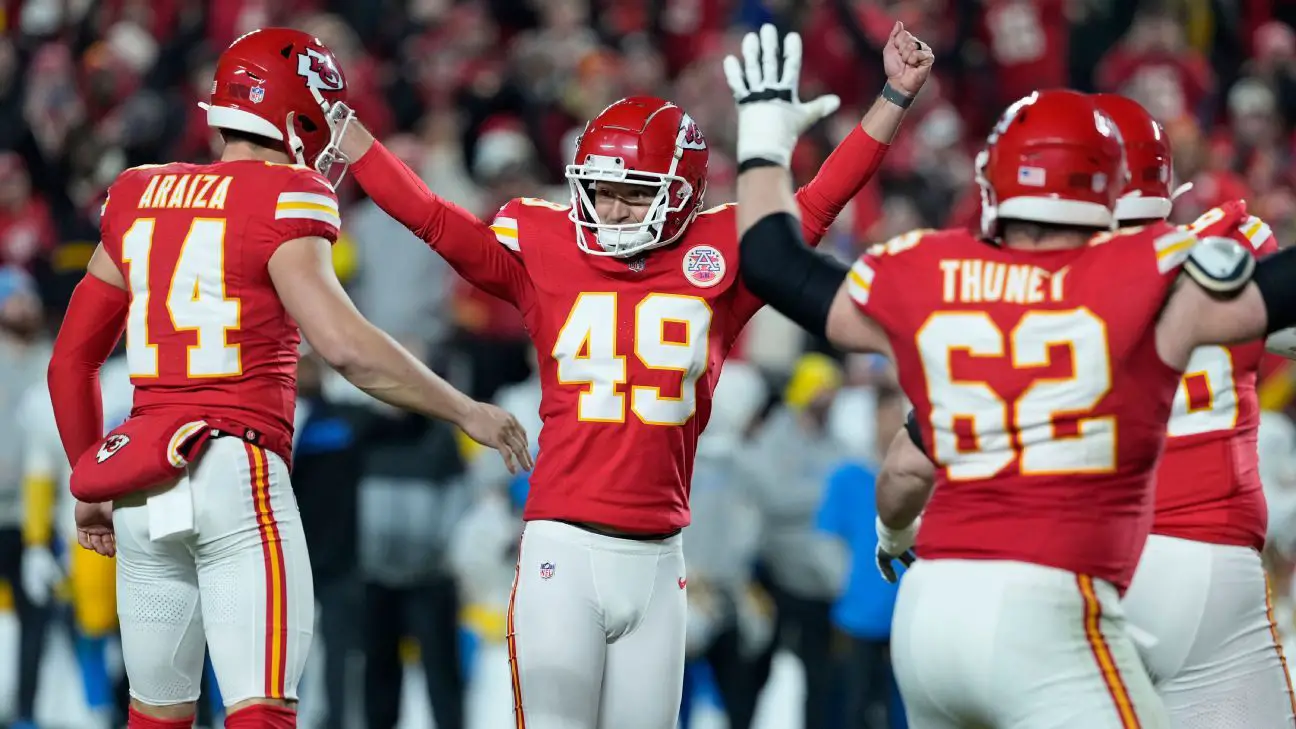 Chiefs beat Chargers on walk-off field goal to clinch AFC West