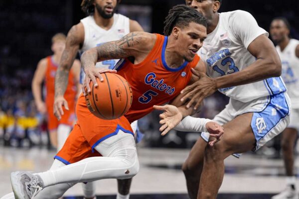 Florida beats North Carolina to stay undefeated