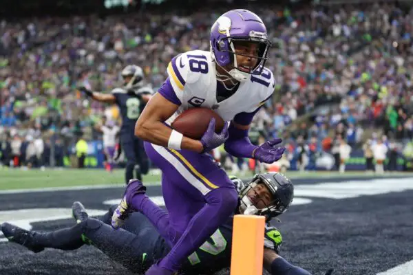 Vikings lead Seahawks 17-14 at halftime