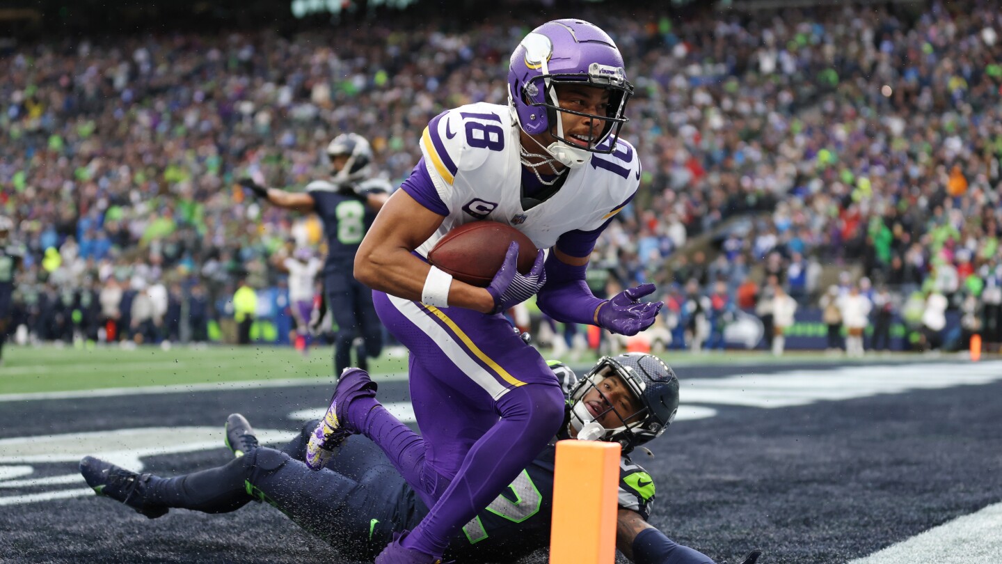 Vikings lead Seahawks 17-14 at halftime